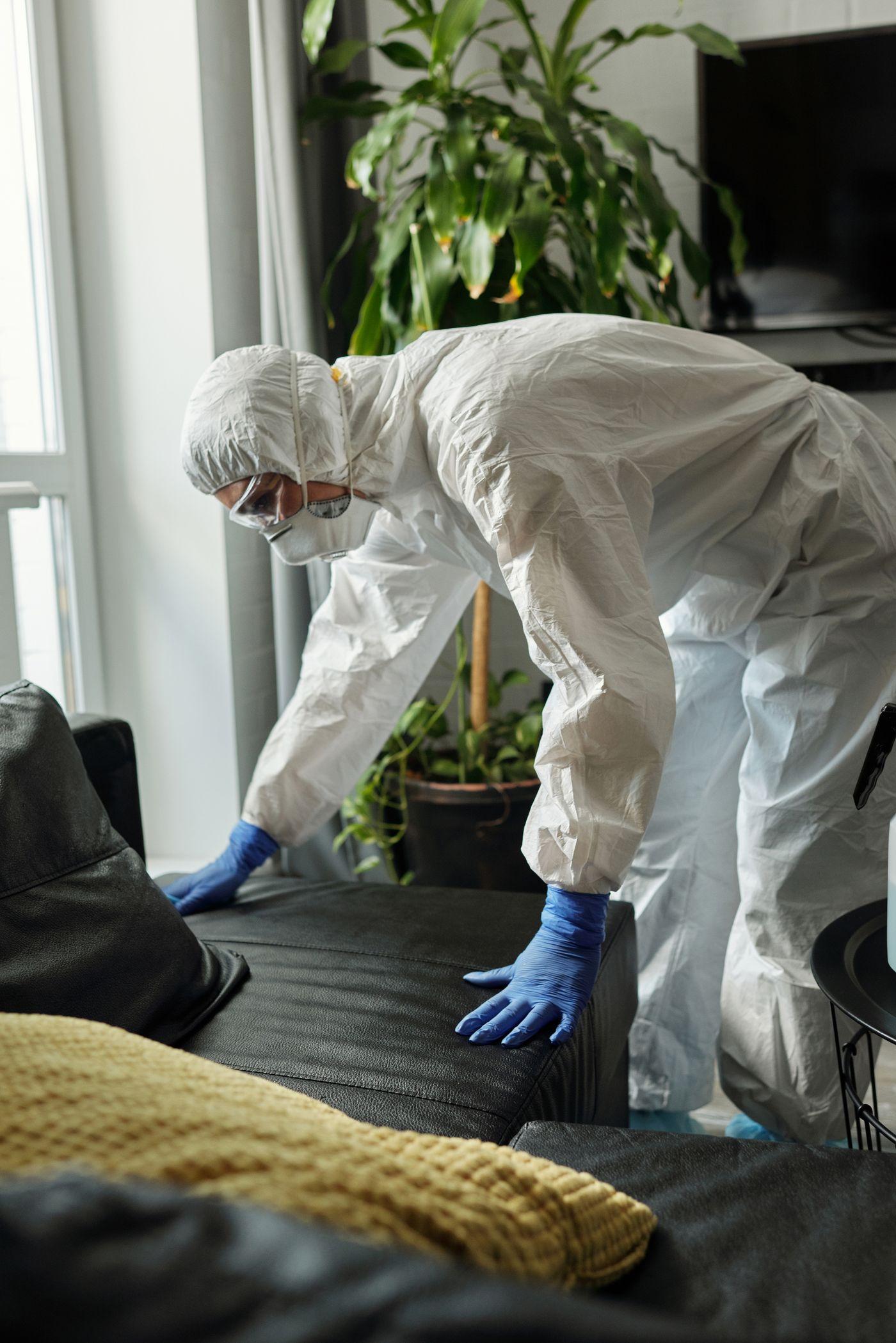 Técnico de CG Fumigaciones con equipo de protección