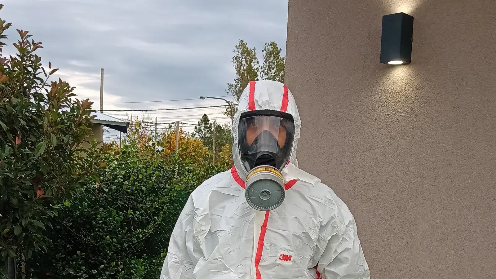 Técnico real de CG Fumigaciones con traje 3M y termonebulizador.