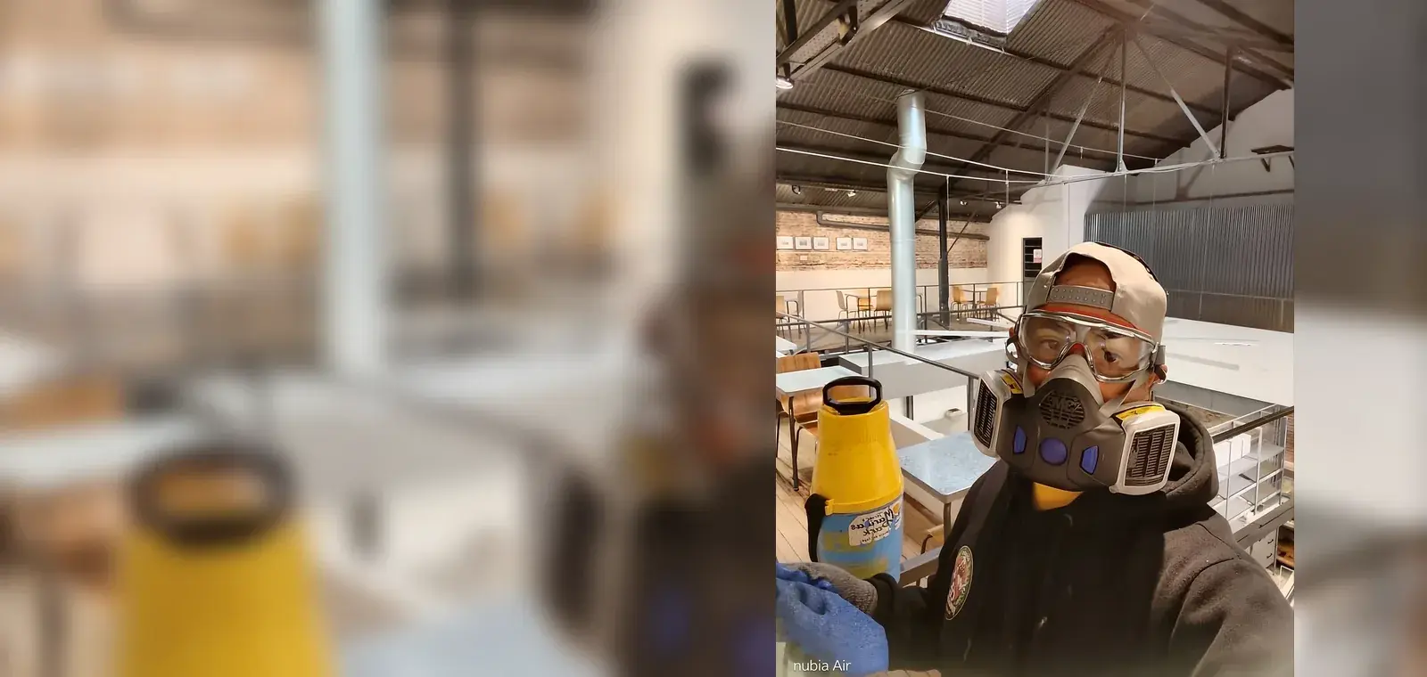 Técnico de CG Fumigaciones preparado para aplicar control de plagas en un interior.